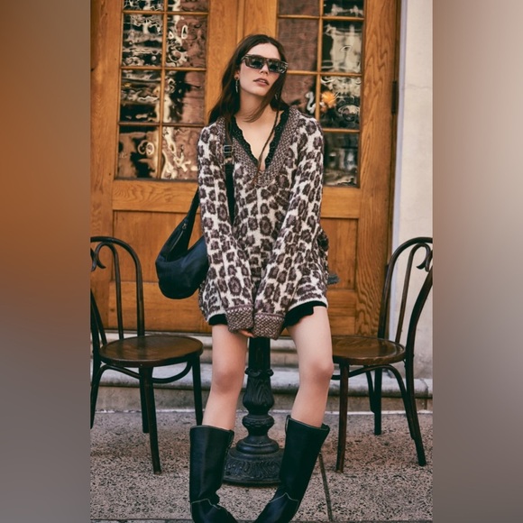 new Free People little animal v neck pullover sweater in grey antler leopard - Picture 4 of 8